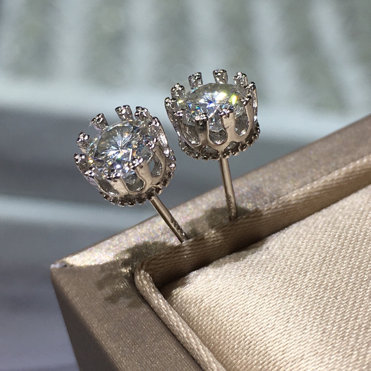 50分 超闪莫桑钻耳钉 s925银18k金工艺 经典款重现 可过钻笔