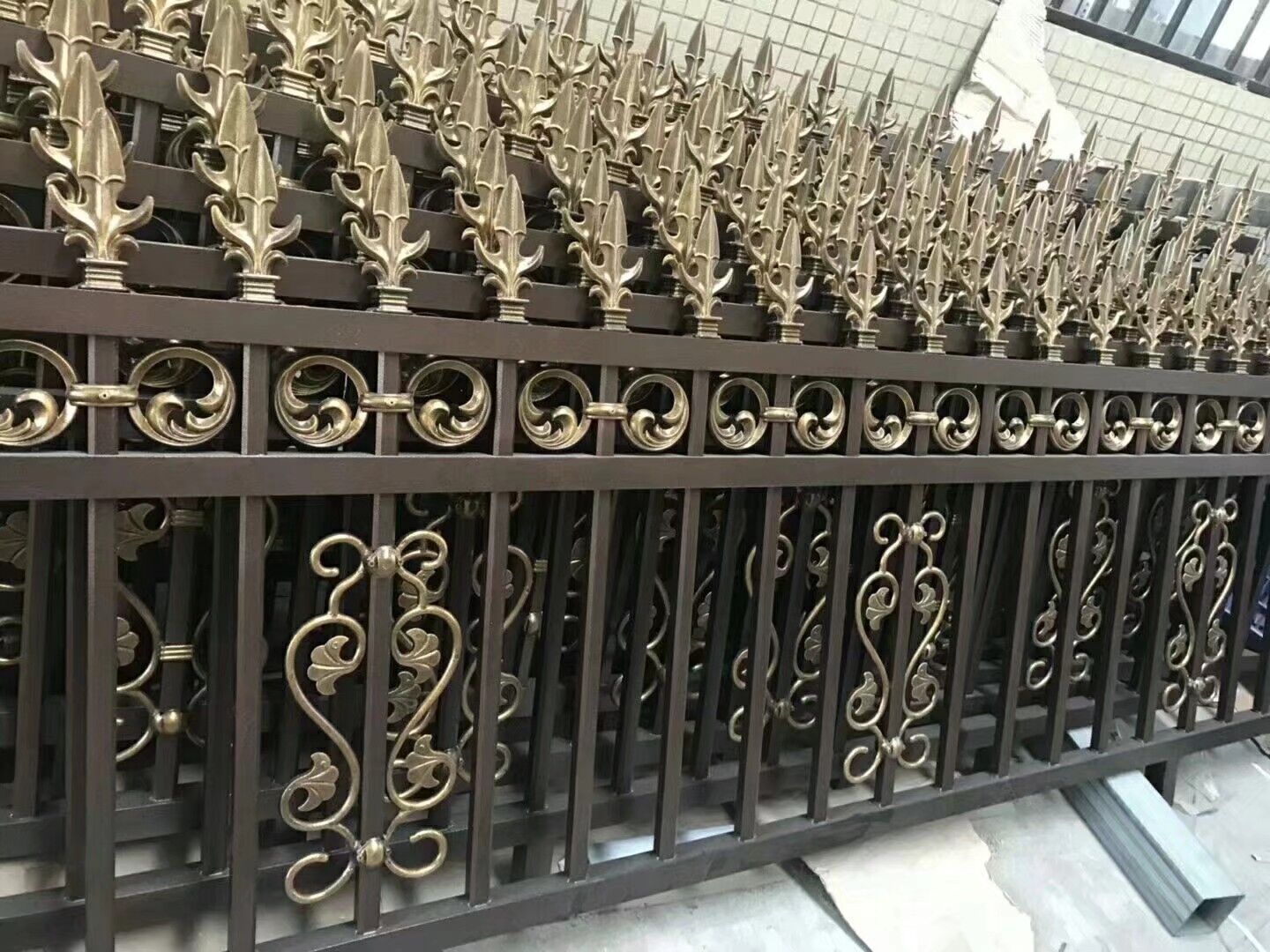 厂家供应铁艺护栏 围墙护栏 厂区围栏 草坪护栏 样式新颖