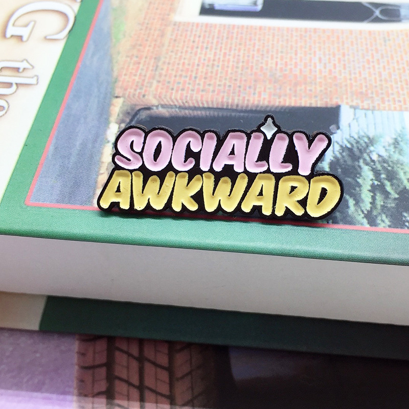欧美新款趣味创意徽章"socially awkward"社交胸针女生包包配饰