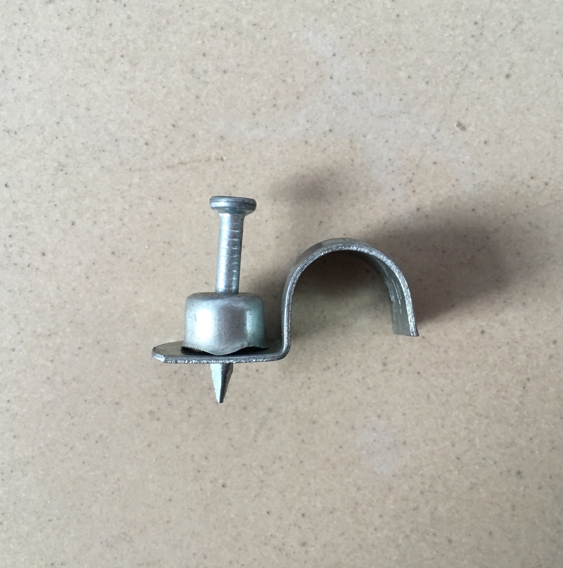 现货批发镀锌铁皮线卡 钢钉线卡 钢管线卡 铁皮线卡铁线卡骑马卡