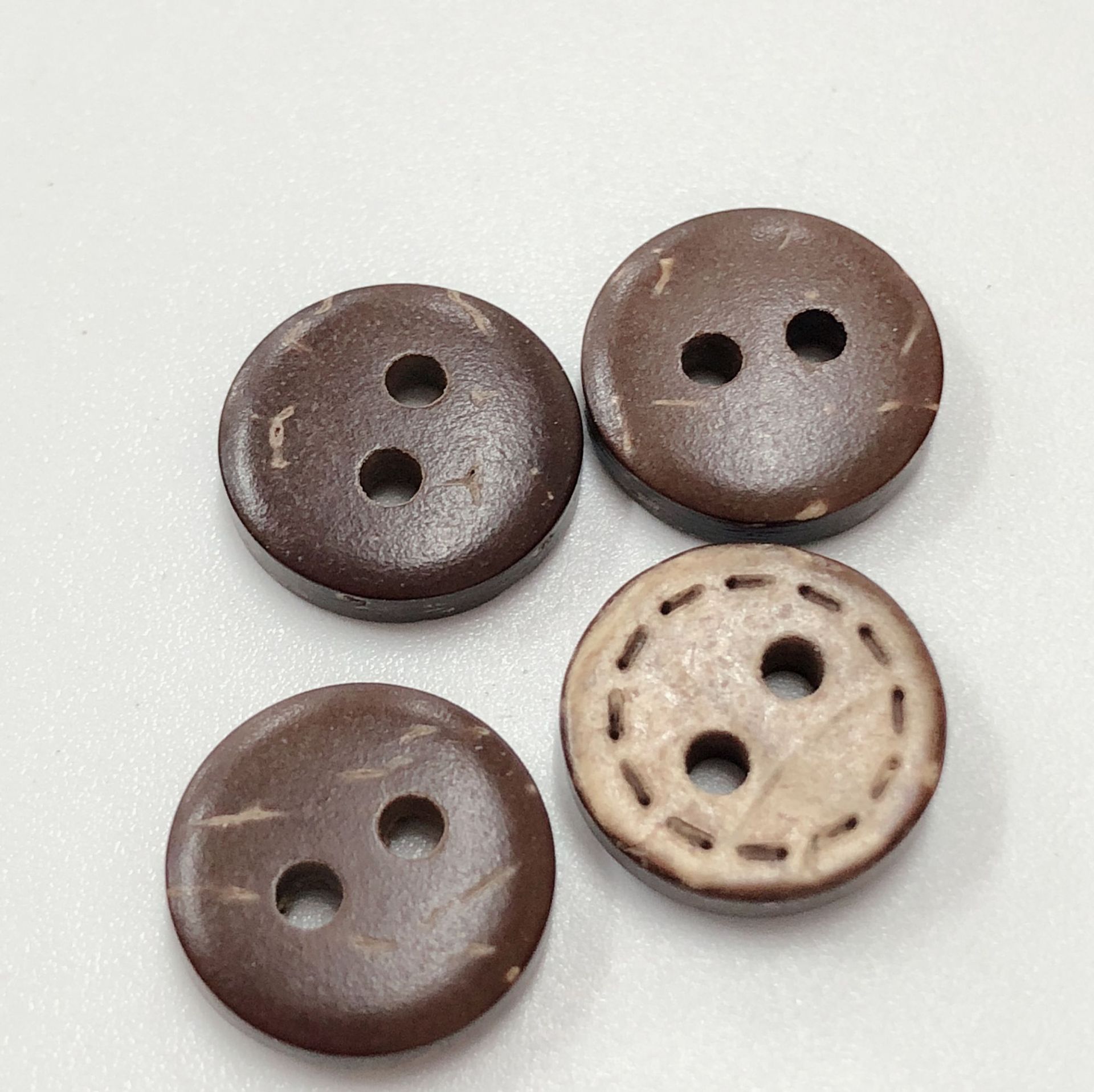 天然椰子椰壳扣两眼椰子壳椰壳单面白纽扣椰子扣四眼 圆形可diy定