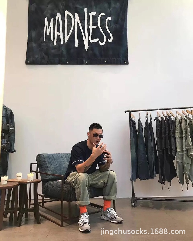 2双一包潮牌余文乐长筒袜子橘红色荧光绿madness潮流全棉粗针男袜