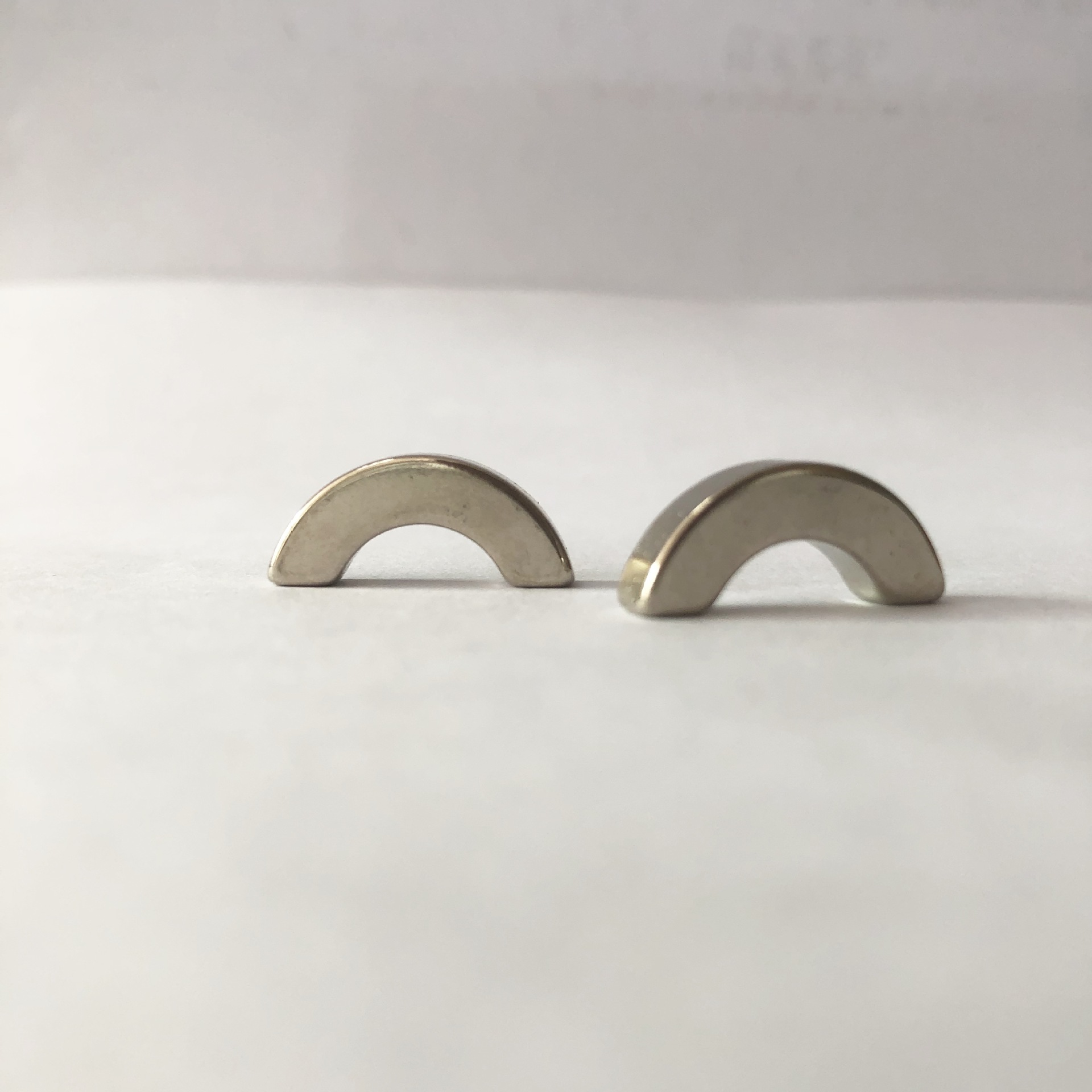 定制异形磁铁强力磁铁弧形半圆磁铁钕铁硼强磁瓦片n50强力磁铁