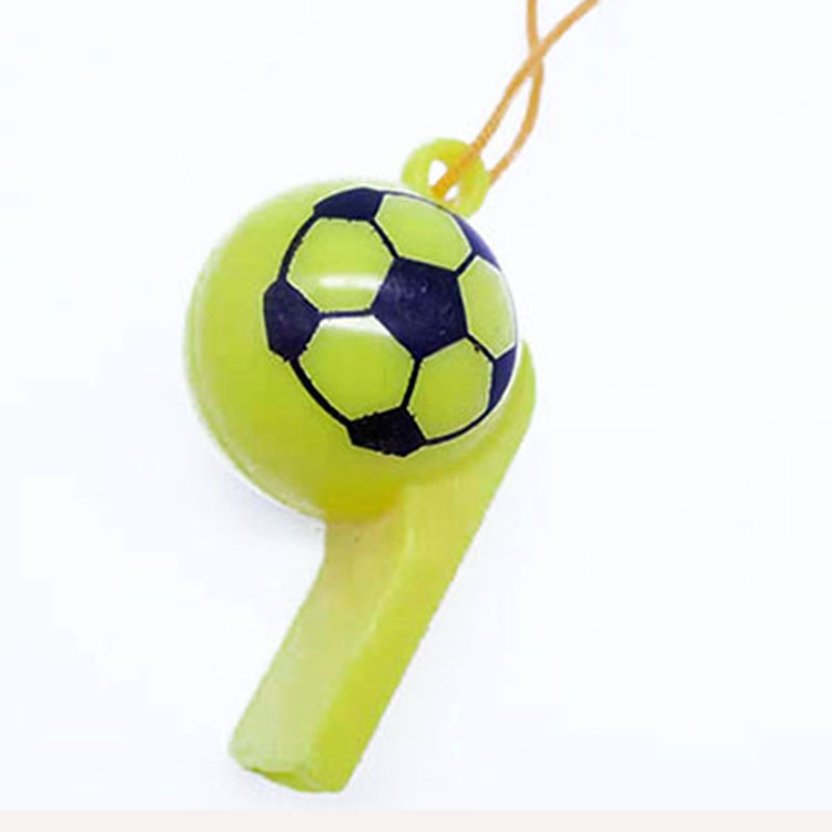 儿童卡通足球口哨 彩色发声音玩具哨子 环保彩色塑料带绳玩具批发