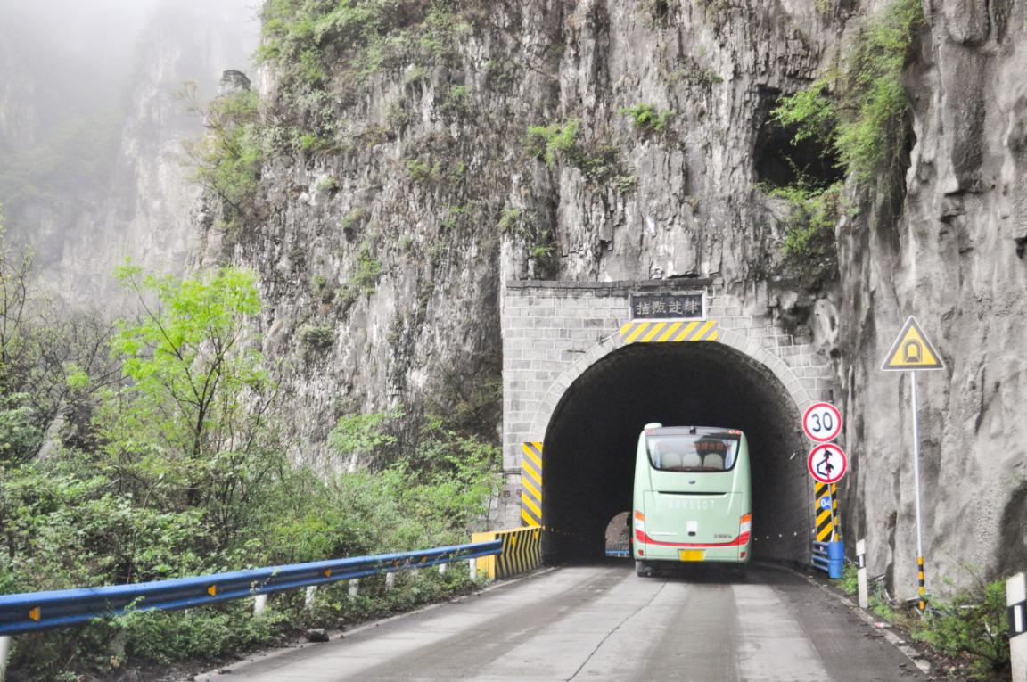 接着往山上走,进入了隧道群,一直成s型盘旋上山,而且每个隧道都有