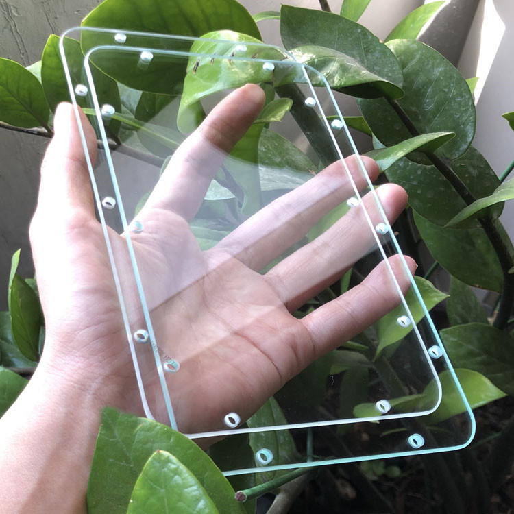 方形边缘多孔钢化玻璃不易崩边普通超白钢化玻璃深加工