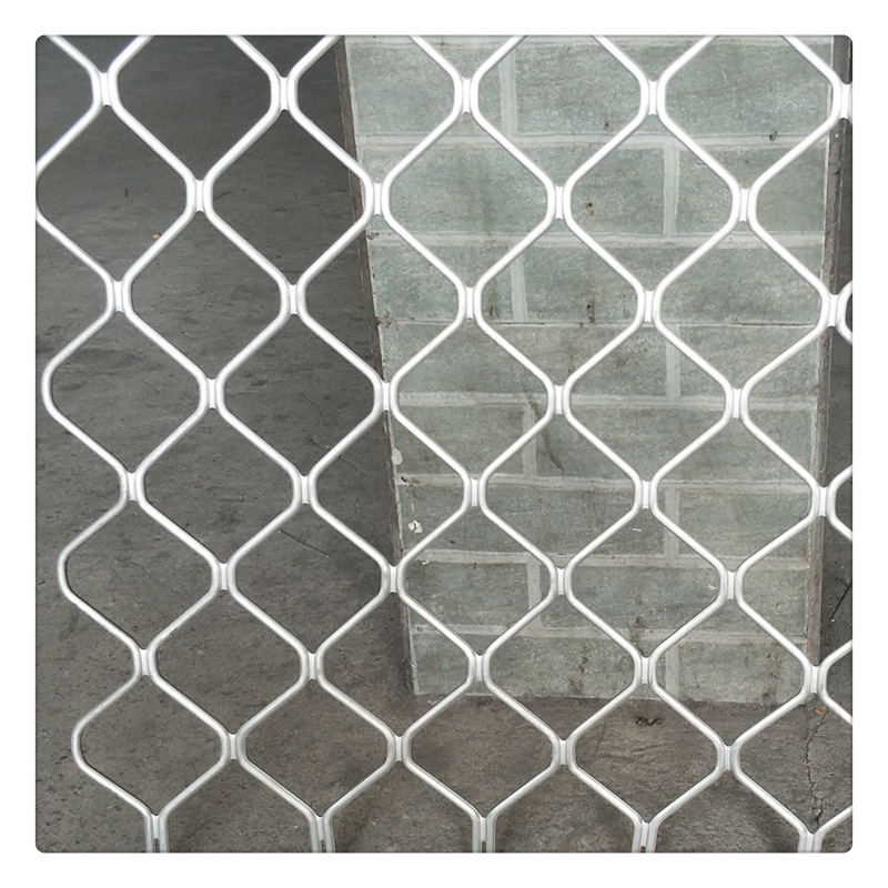 铝美格网也可以称为"防护网",主要用于高速公路桥梁两侧用于防护的一