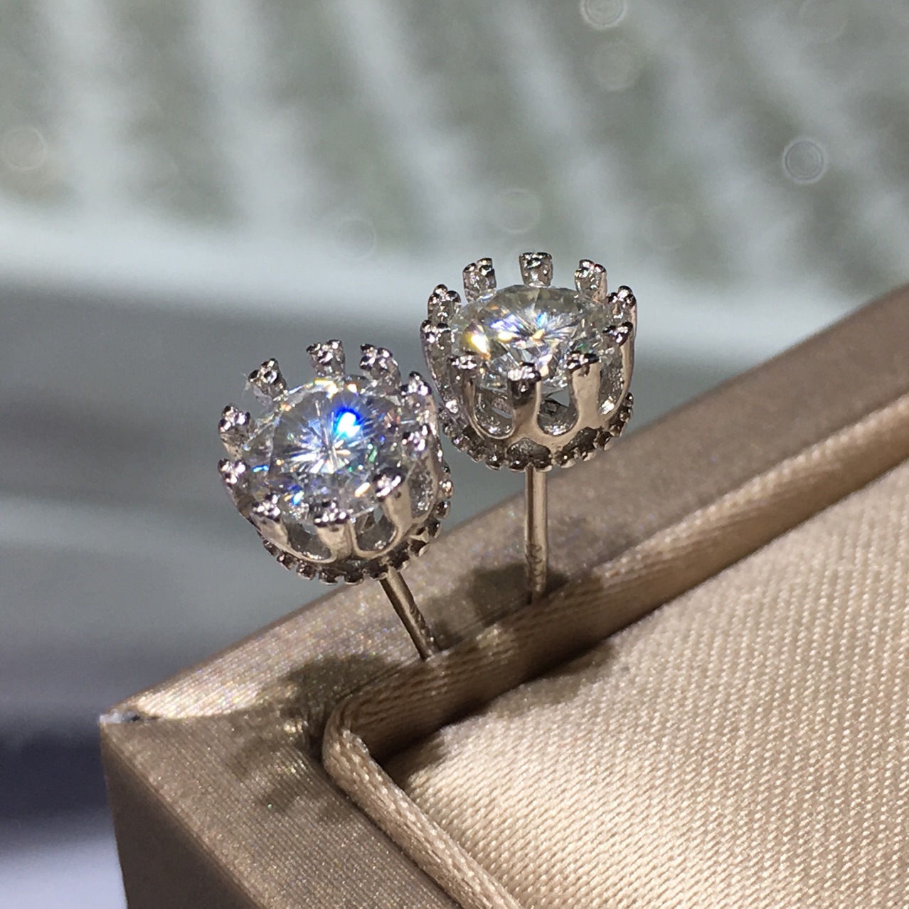 50分 超闪莫桑钻耳钉 s925银18k金工艺 经典款重现 可过钻笔