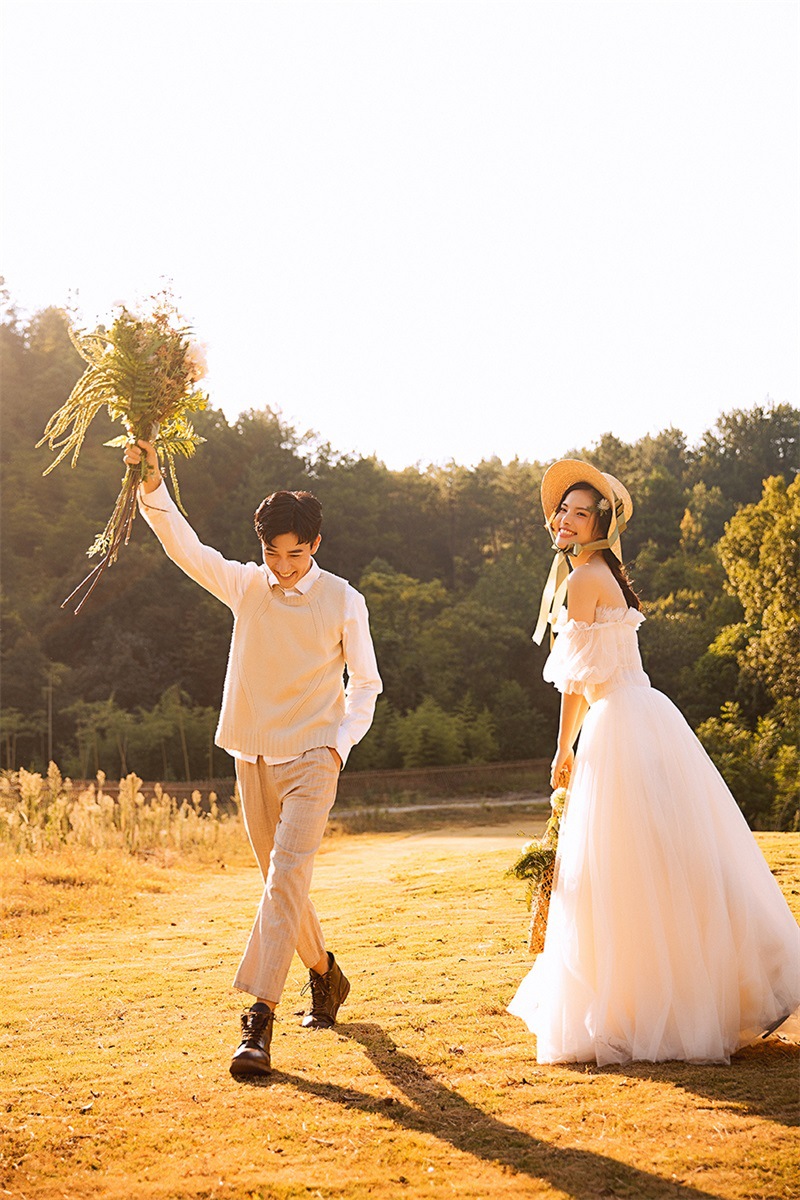 2019展会新款影楼主题服装外景旅拍婚纱摄影情侣写真拍照白纱礼服