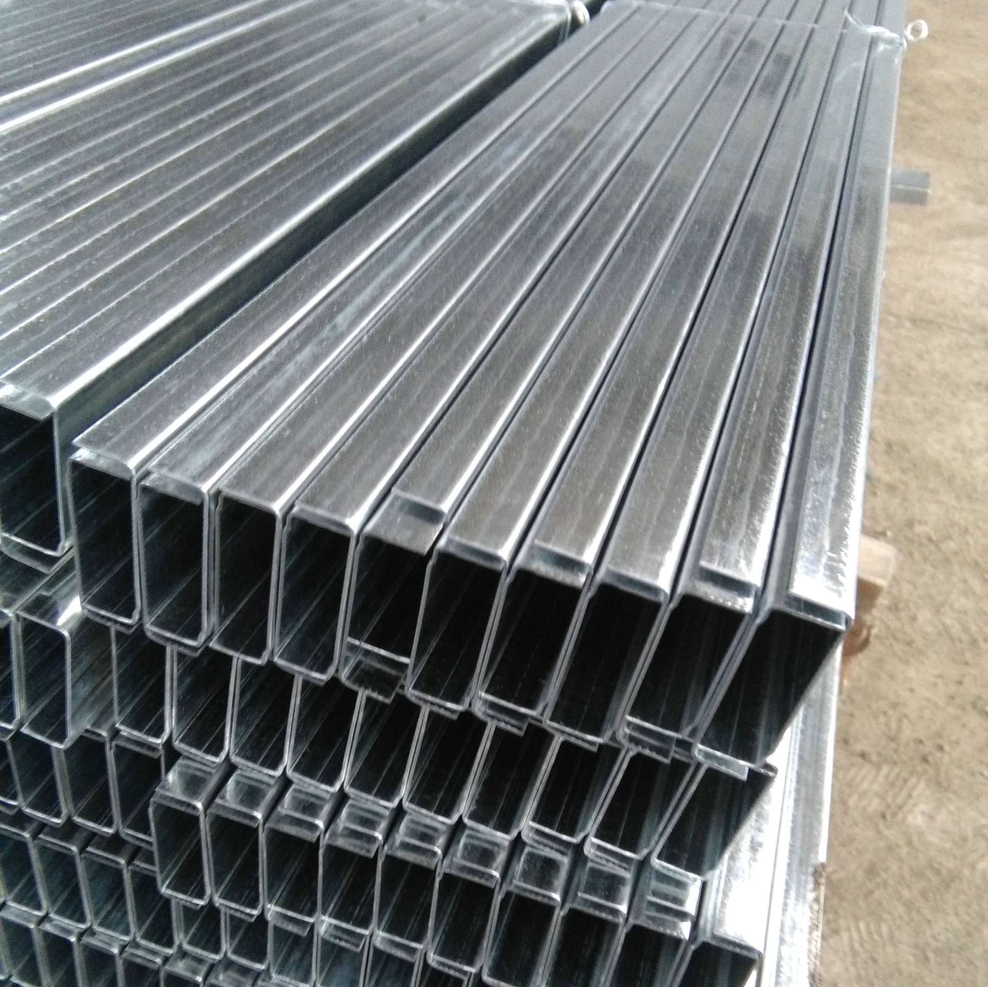 临沂低价促销石膏板吊顶轻钢龙骨50主骨可上人牢固耐用