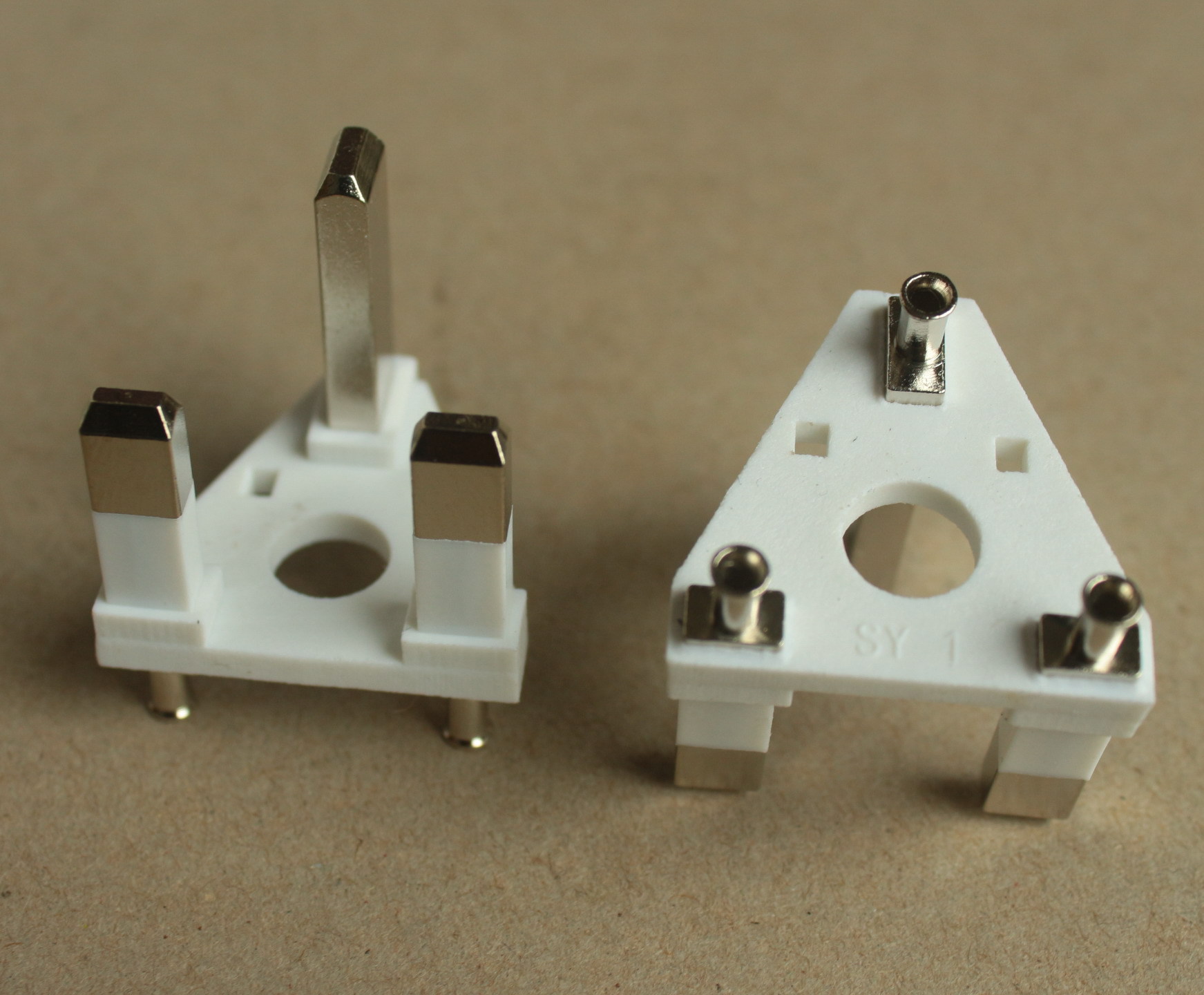 直销 小英式三脚插头支架 小英规插头内架