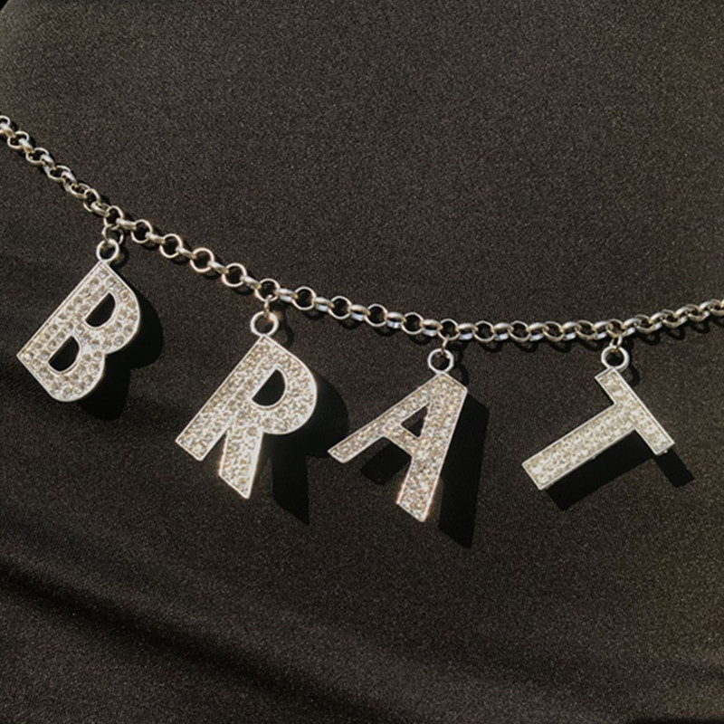 brat:小孩,尤指被宠坏的或举止粗鲁的小孩.您是那个小孩吗?重量:51.