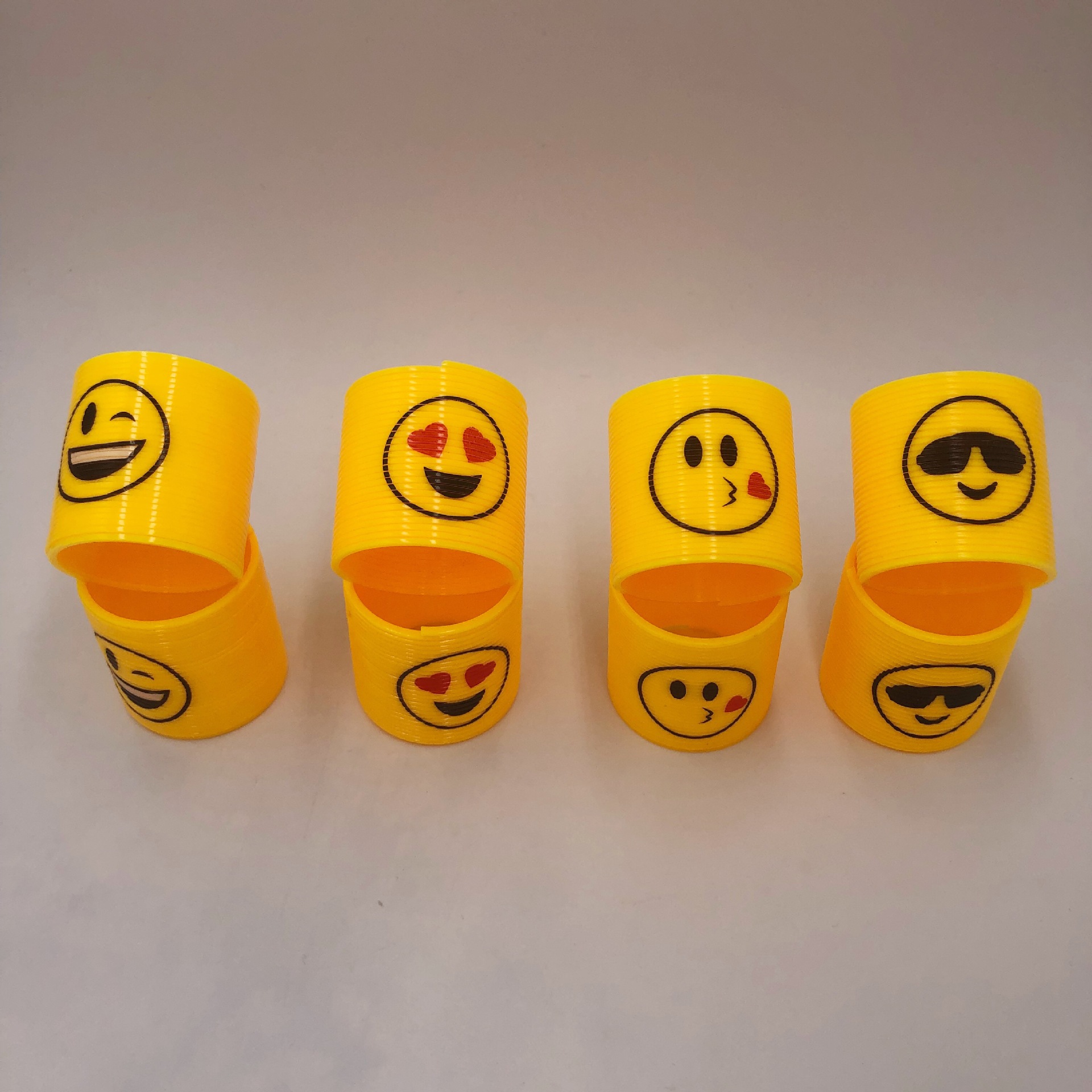 5cm小号表情小黄弹簧圈,彩虹圈,热卖批发地摊货儿甩甩乐