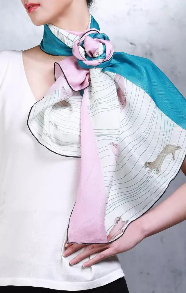 真丝围巾,顾名思义就是以桑蚕丝,柞蚕丝,蓖麻蚕丝,木薯蚕丝为原料加工