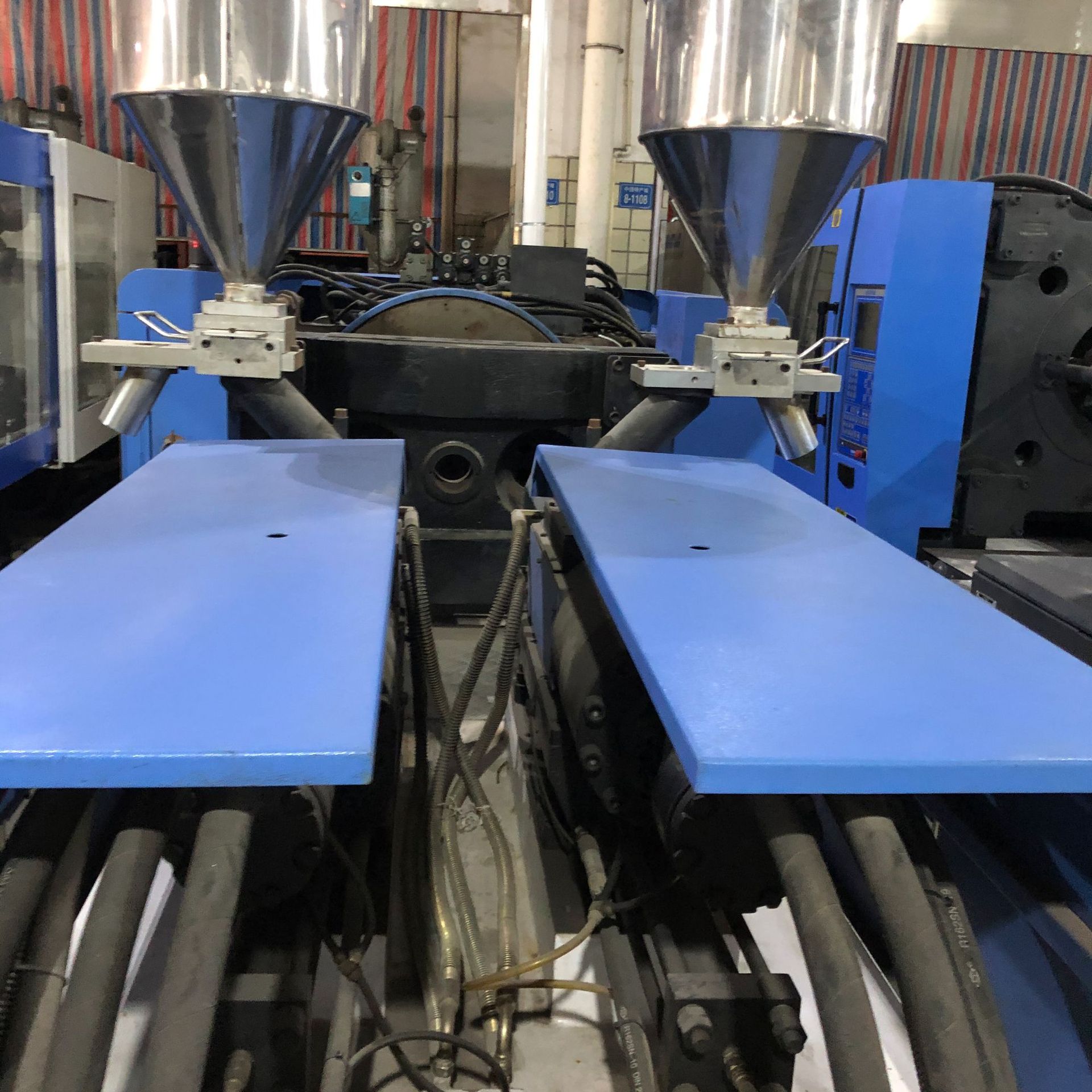 t双色注塑机,伺服机,型号fb-140rv,201年4月份出厂,螺杆直径有28/28