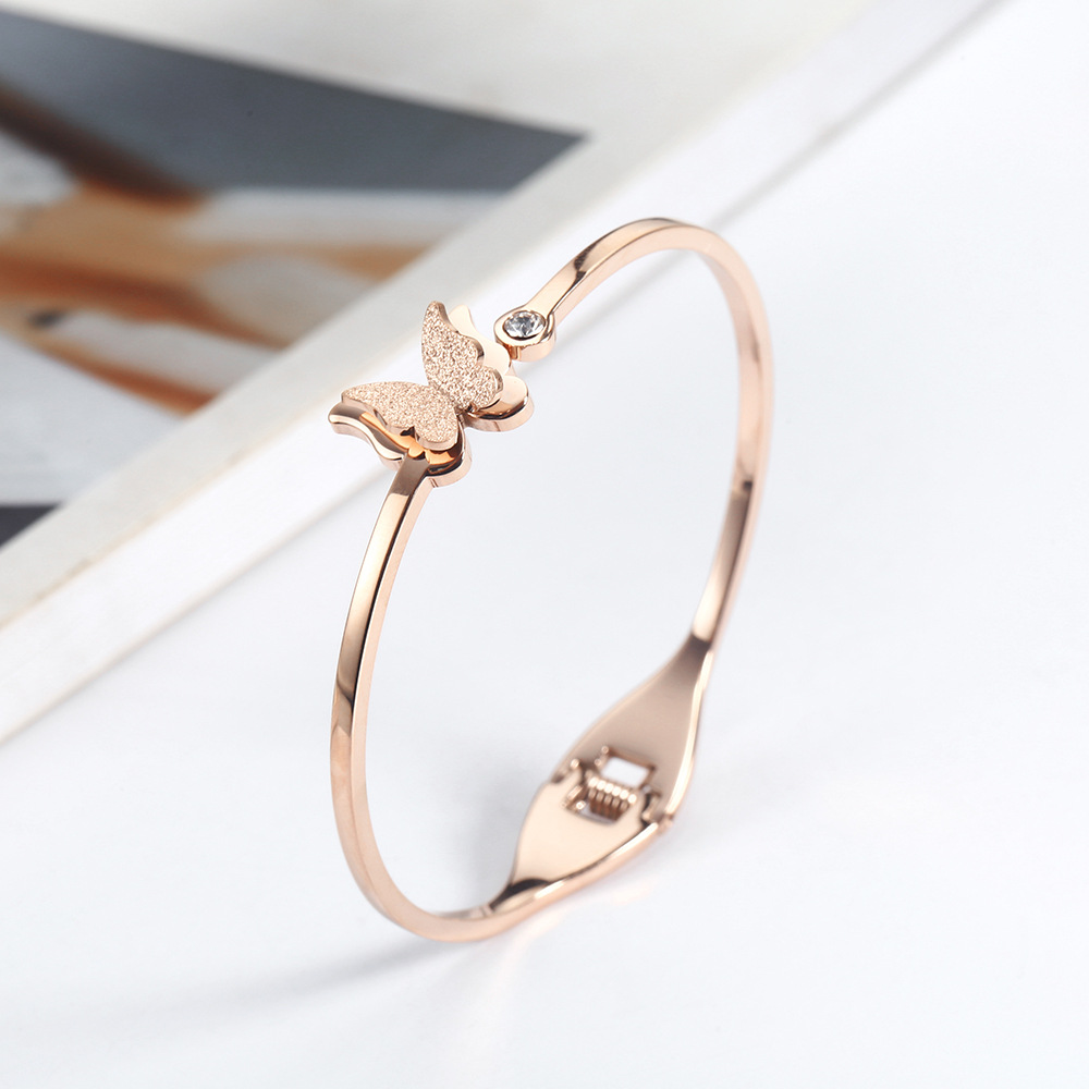 源头工厂蝴蝶开口手镯女生玫瑰金手饰网红欧美风钛钢手镯批发
