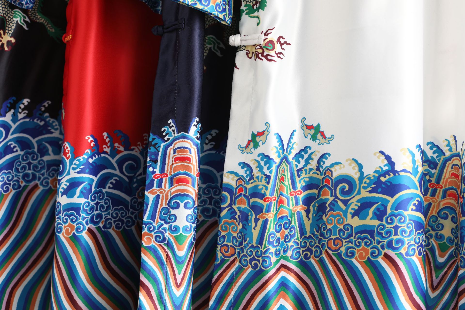 质地: 高密缎面印龙 祥云图案 柔滑柔软挺括 厚薄适中 斜襟盘扣开衫