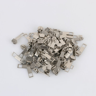 厂家供应金属拉头拉片 活动拉牌批发拉链头 五金锌合金方格片批发