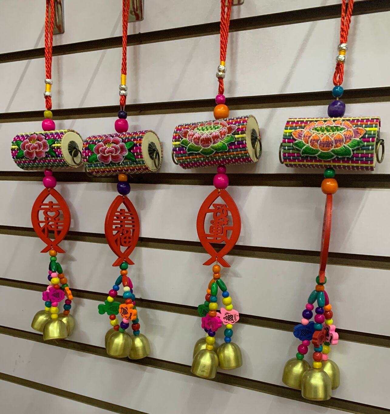 云南民族特色工艺品丽江东巴风铃挂件 竹编彩鼓红鱼片三铃