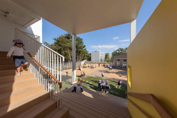 设计| 彩色连廊穿插于白色体量间的湖畔森林幼儿园