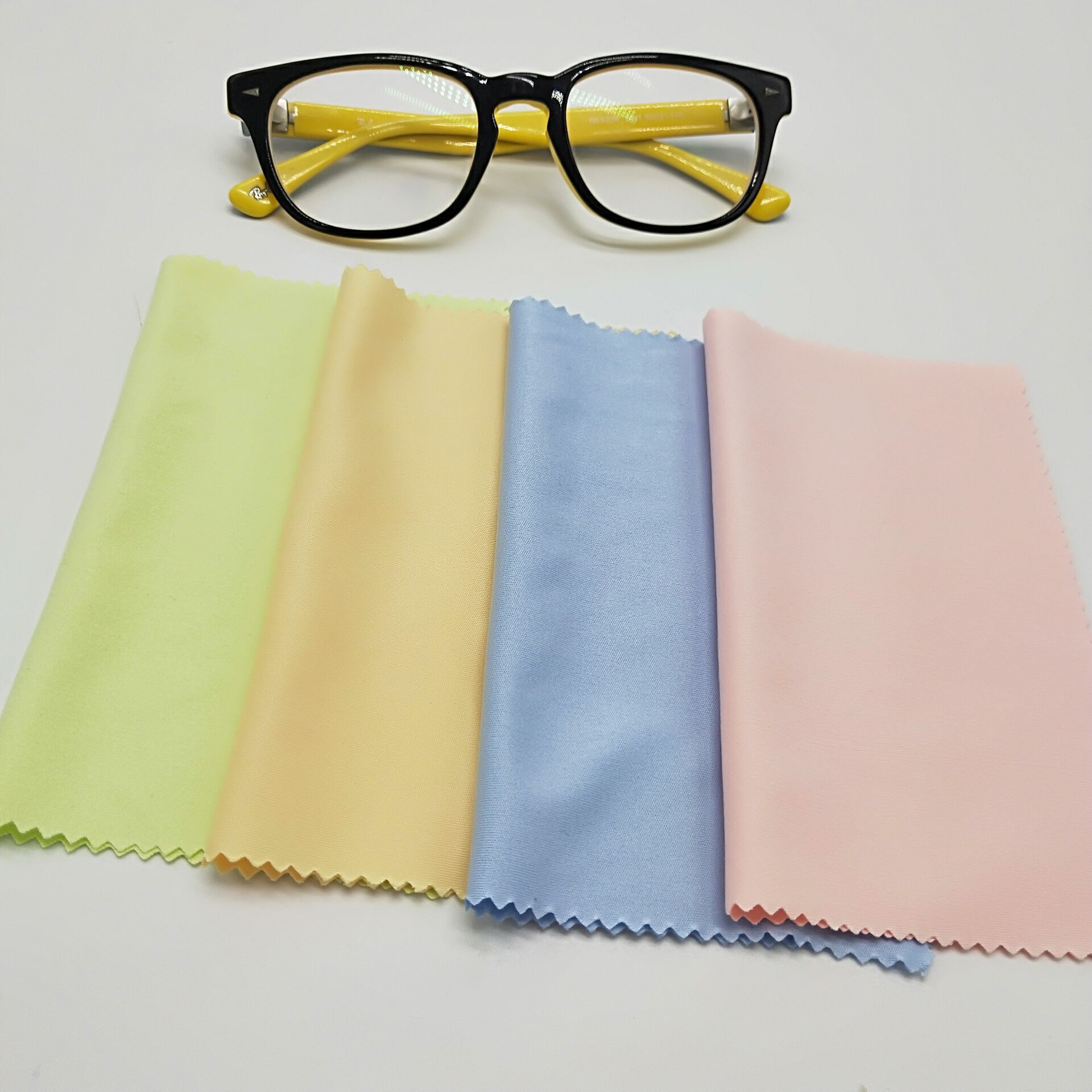 货号: 8881 颜色: 黄绿蓝粉  产品特点 此款擦拭布为超细纤维材质