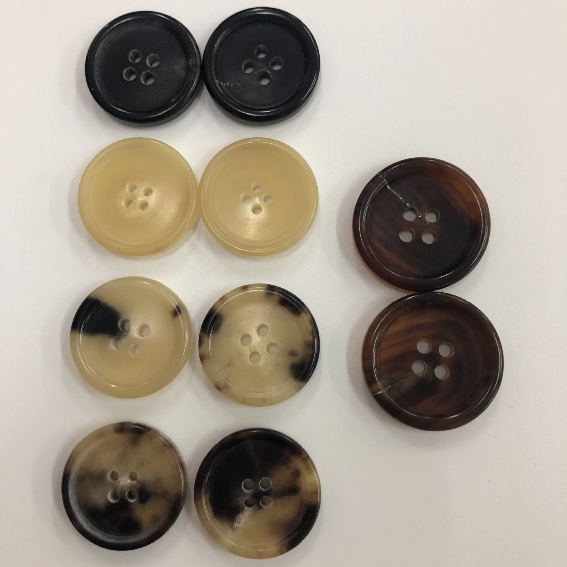 厂家直销天然真牛角扣花牛角扣圆边细边四眼驼色黑色焦糖纽扣定制