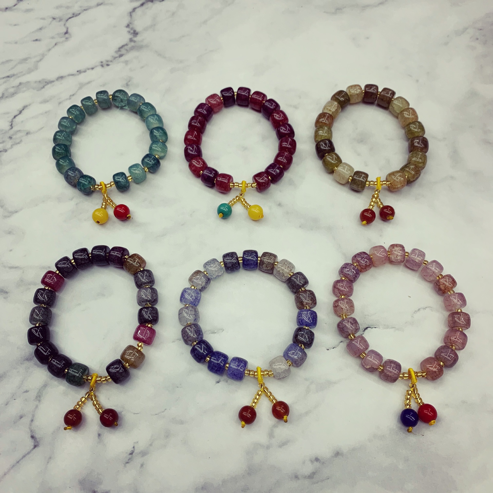 1688地摊货裂纹七彩玉石手链女 彩色琉璃裂纹手串直播小礼物批发