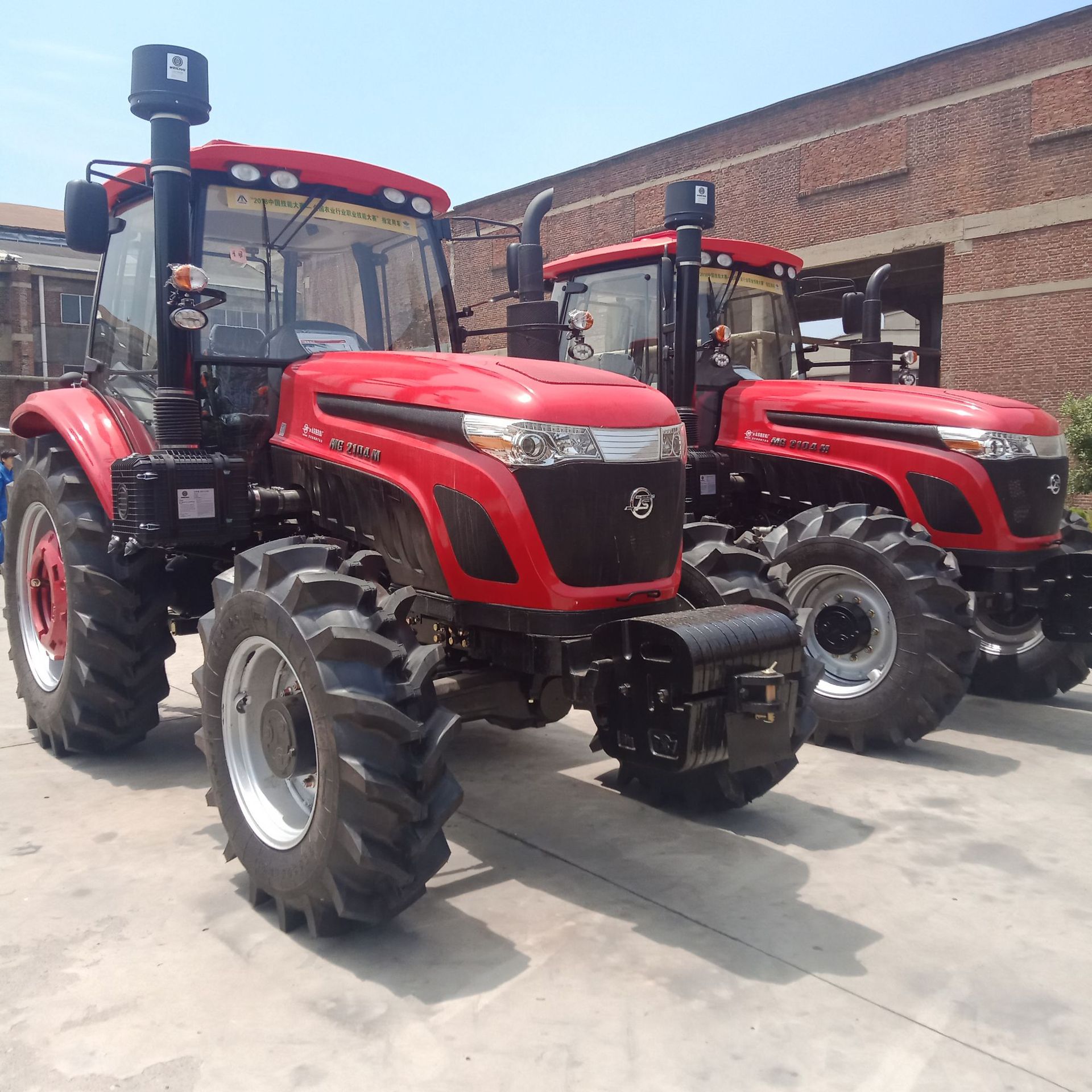 厂家热销多缸中型804大马力拖拉机 四驱拖拉机 大轮胎农用拖拉机