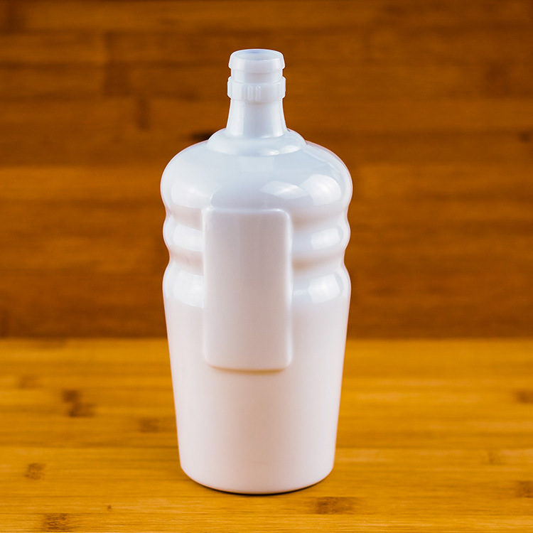 高档定制500ml两侧带耳牙口白瓷玻璃瓶厂家批发1斤装乳白料白酒瓶