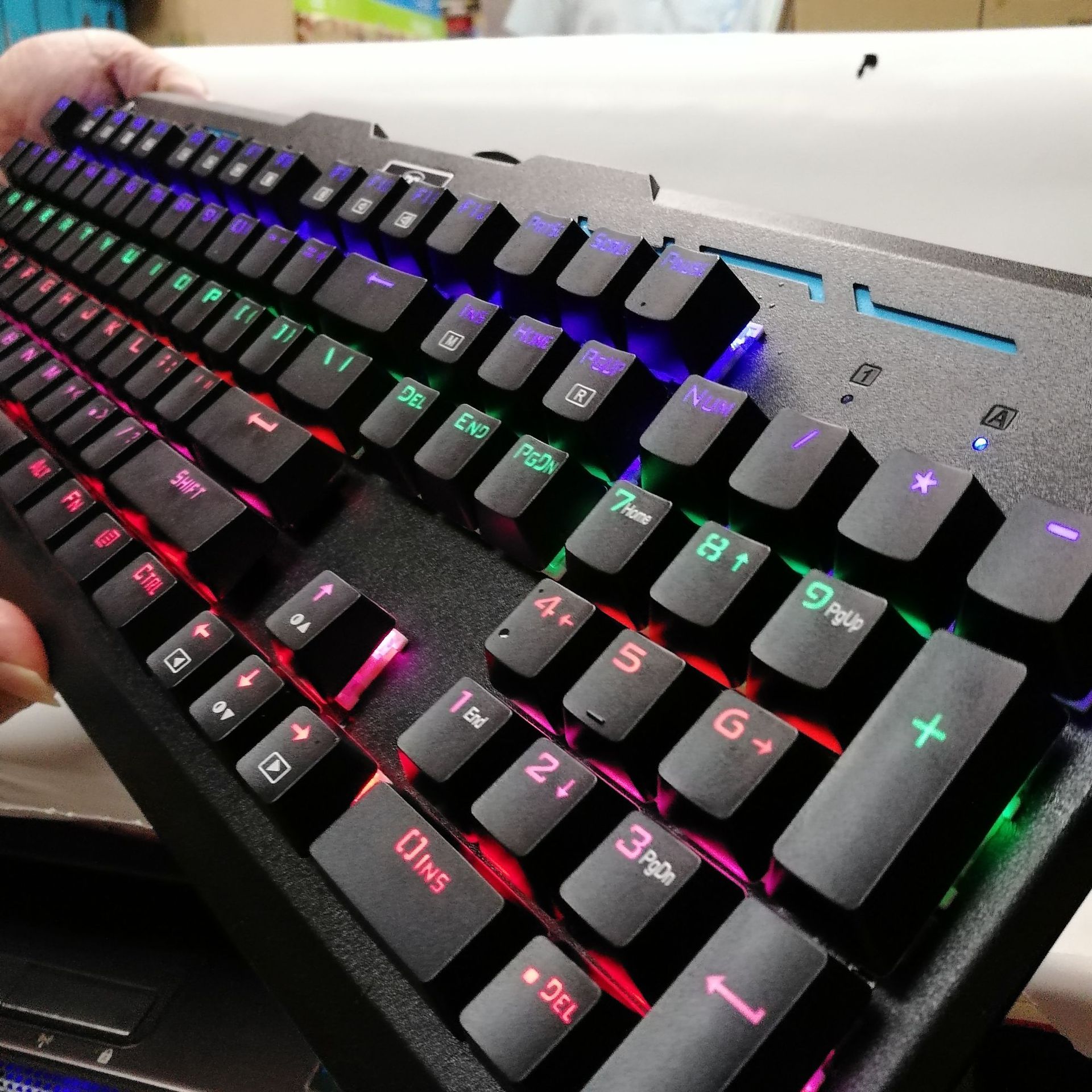 et i-850游戏机械键盘青轴104键 插拨轴网吧有线混光跑马电竞通用