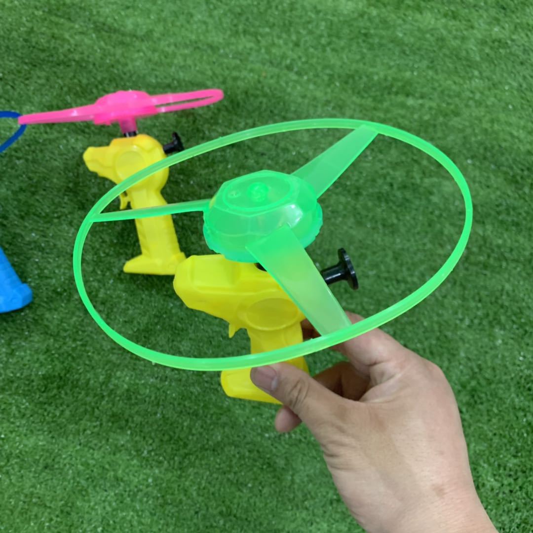 战斗飞碟 小号拉线飞碟 感应发光飞盘 儿童热卖地摊益智玩具批发