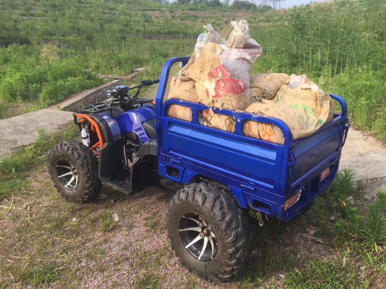 75 带斗越野农夫车 发动机:250cc宗申水冷发动机 传动系统:轴传动带