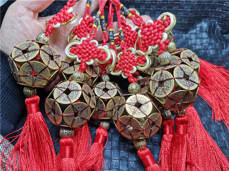 【产品说明】:路路通铜钱挂件是由十二枚铜钱手工编织而成,路路通寓意