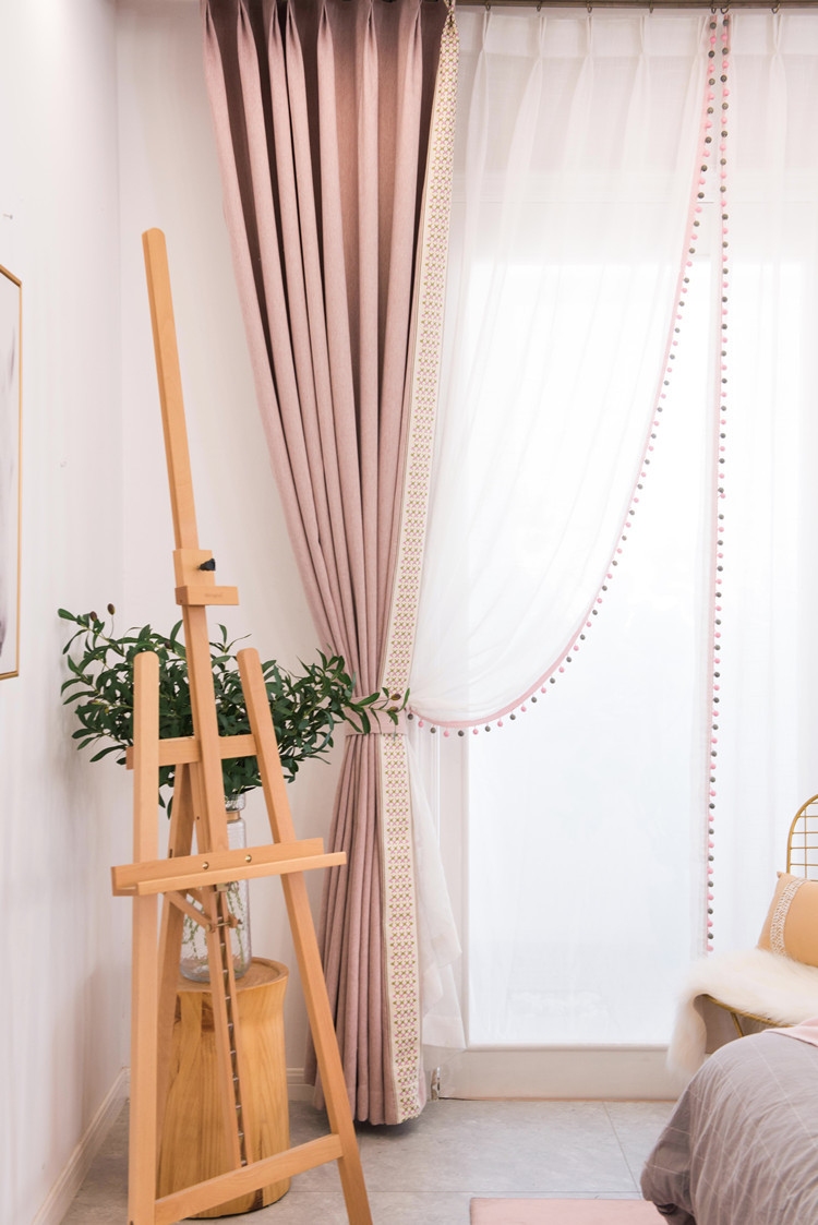 窗帘和窗纱撩起,侧边的造型非常漂亮.