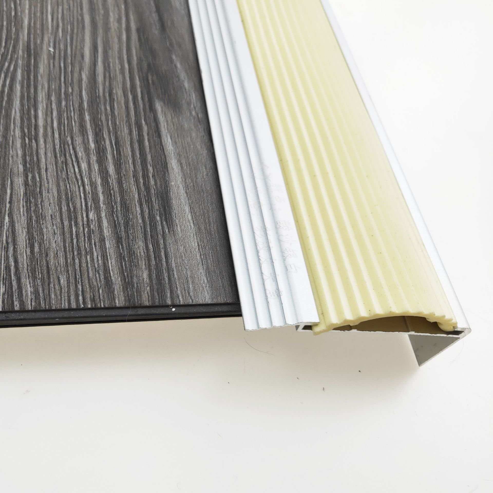 穗皇厂直销l型铝合金彩色橡胶条护角住宅台阶楼梯防滑条