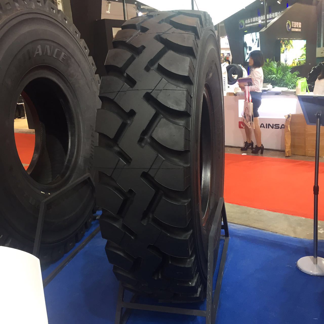 三角港口正面吊车轮胎18.00r33 全钢工程机械轮胎 三包