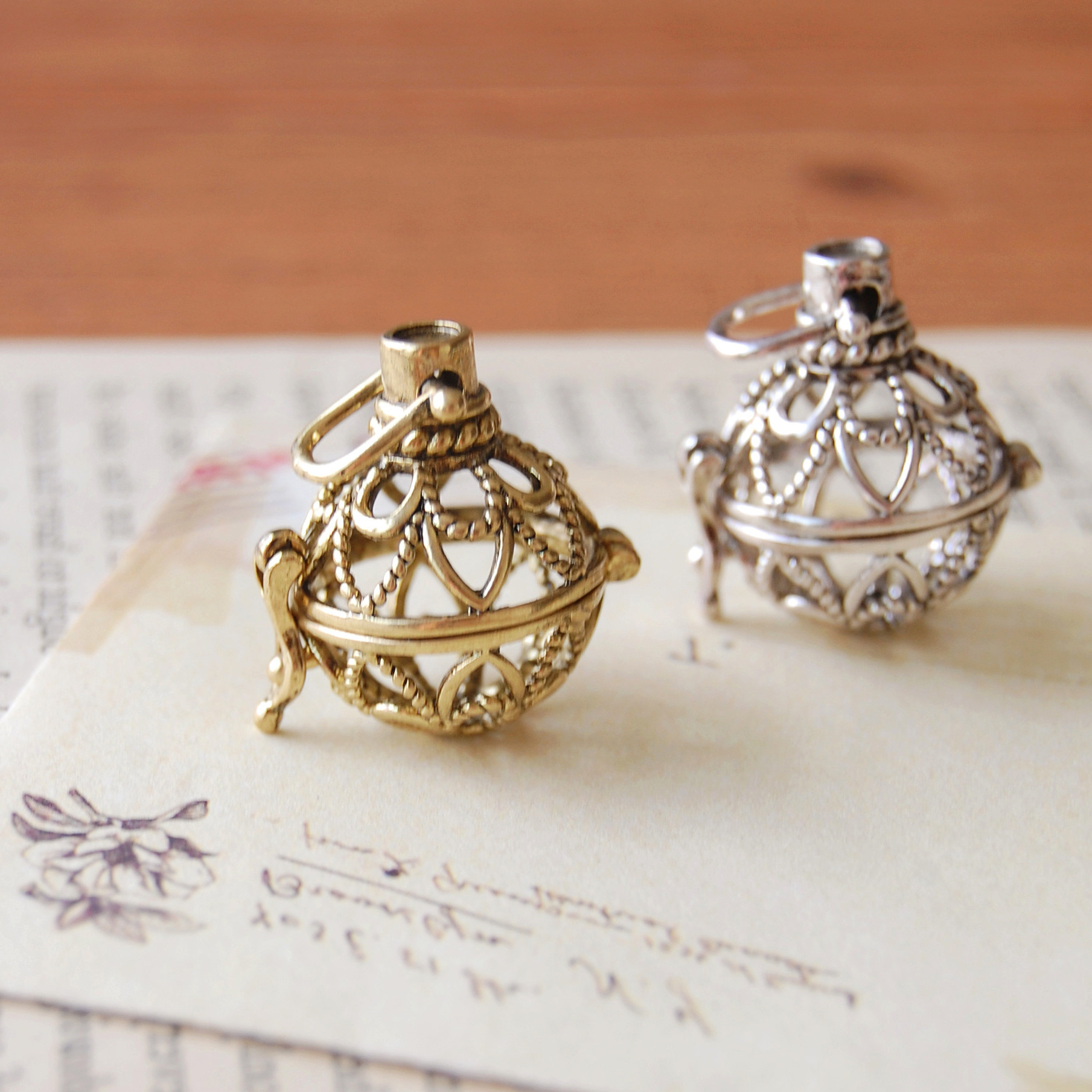 复古文艺镂空香囊球香薰吊坠饰品配件可打开dz11