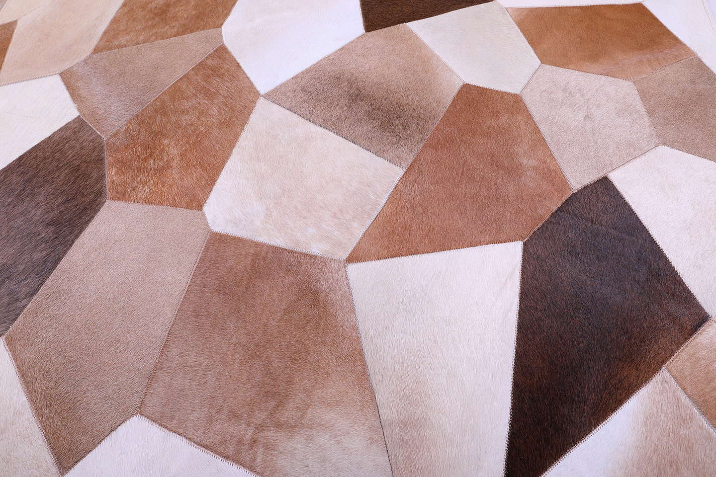定制牛皮拼接地毯手工缝制客厅样板房真牛毛皮格子拼块不规则地毯