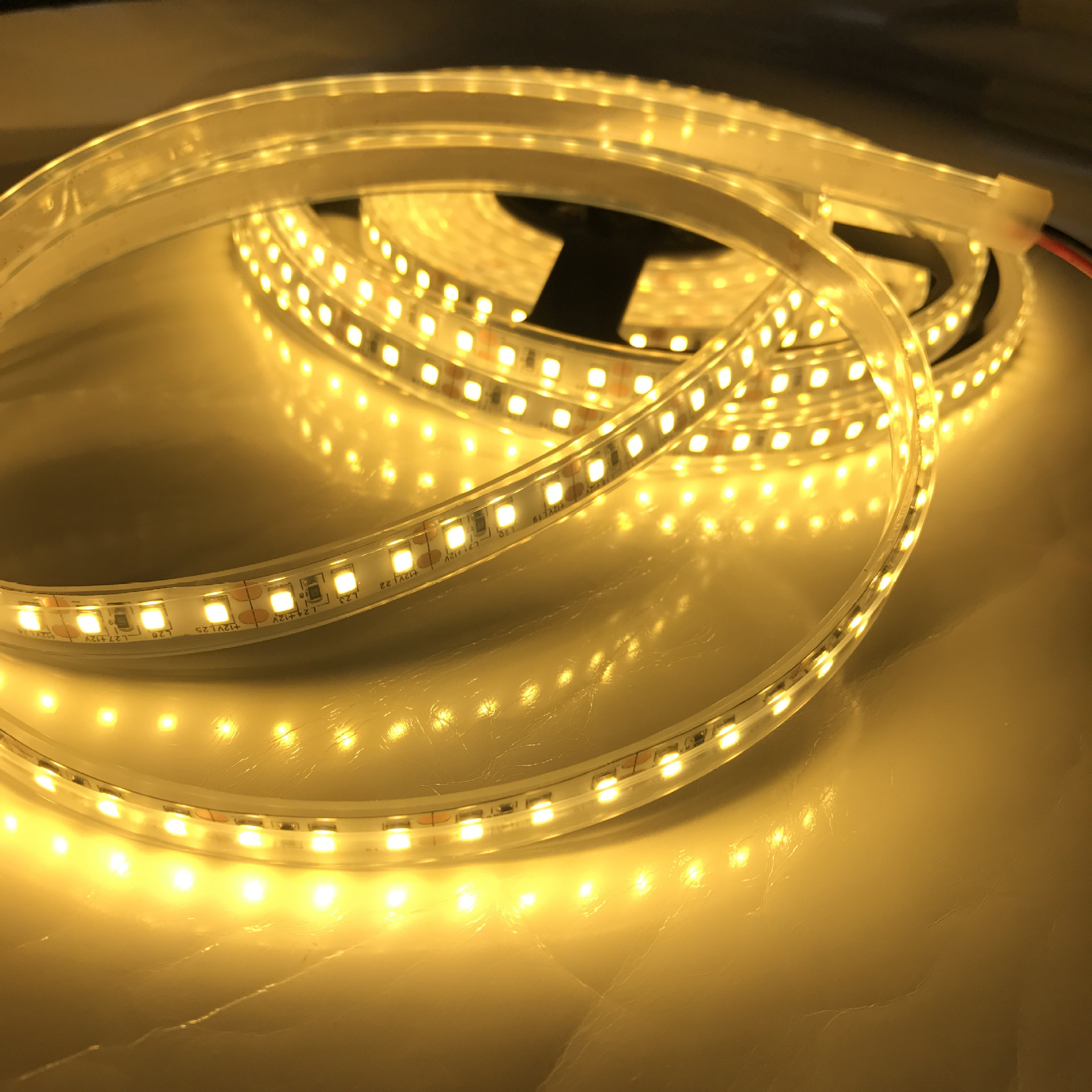 led灯带 2835金黄光2000k黄光 家装广告灯箱硅胶灌胶防水橱柜灯条