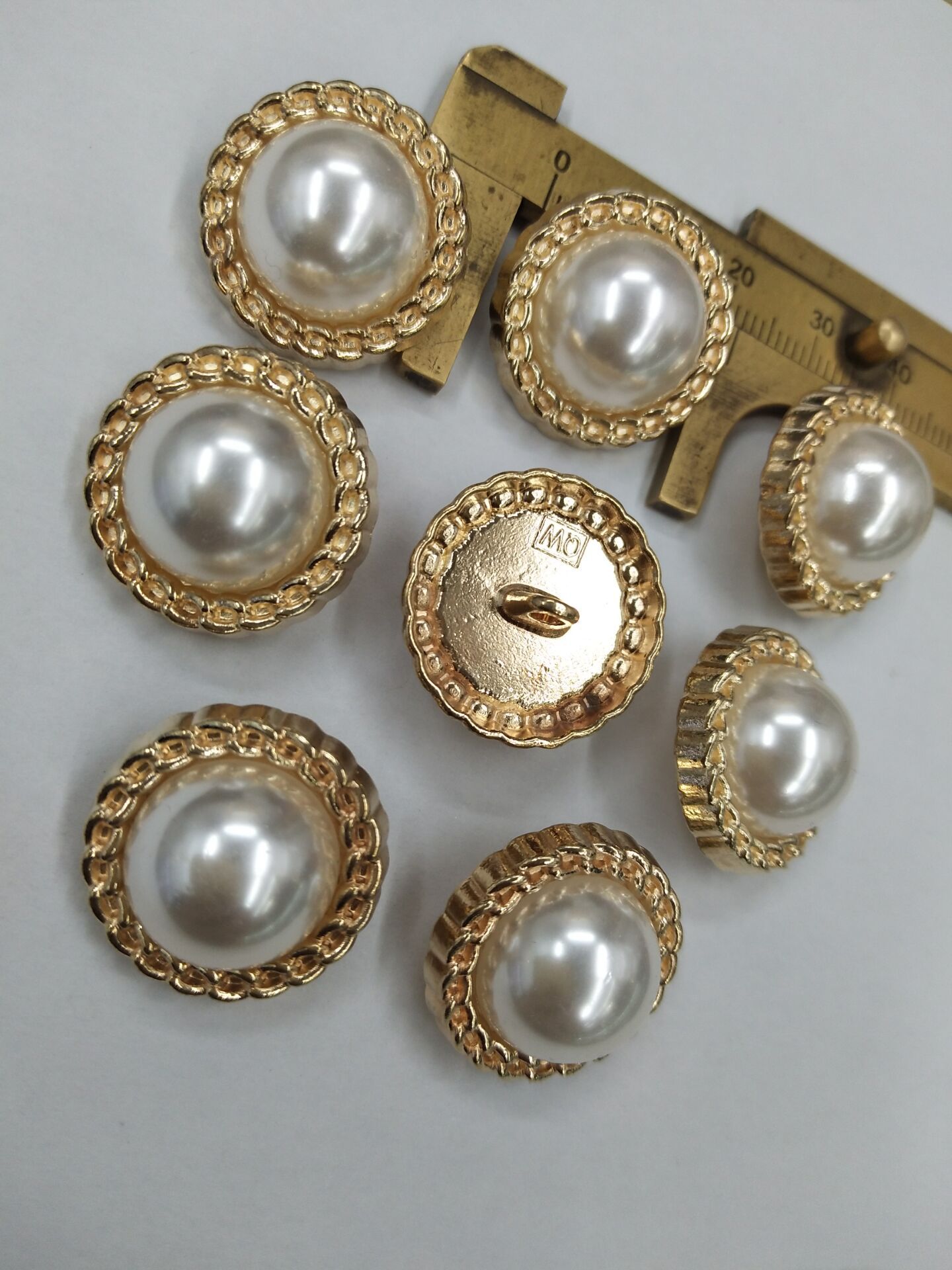 大量现货供应 锌合金圆形珍珠扣 服装辅料装饰扣 特价批发