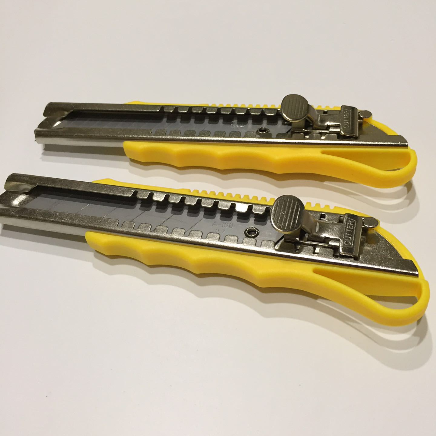 优赞美工刀25mm美工刀重型铁扣美工刀壁纸刀裁纸刀