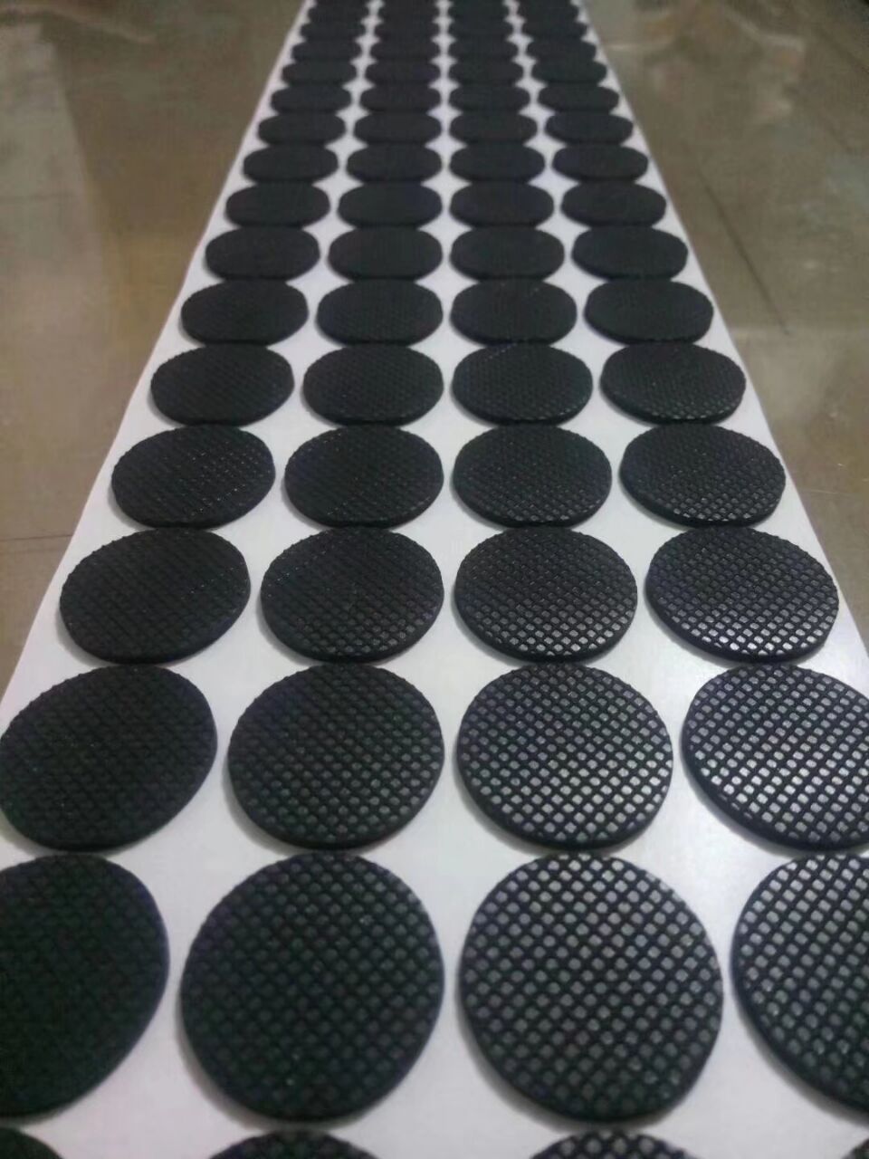 供应各种防滑橡胶垫,橡胶垫片,防滑垫,背胶橡胶