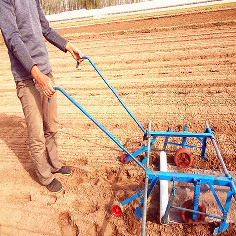 农用小型地膜机 手拉式覆膜机 宽窄可调铺膜覆膜机