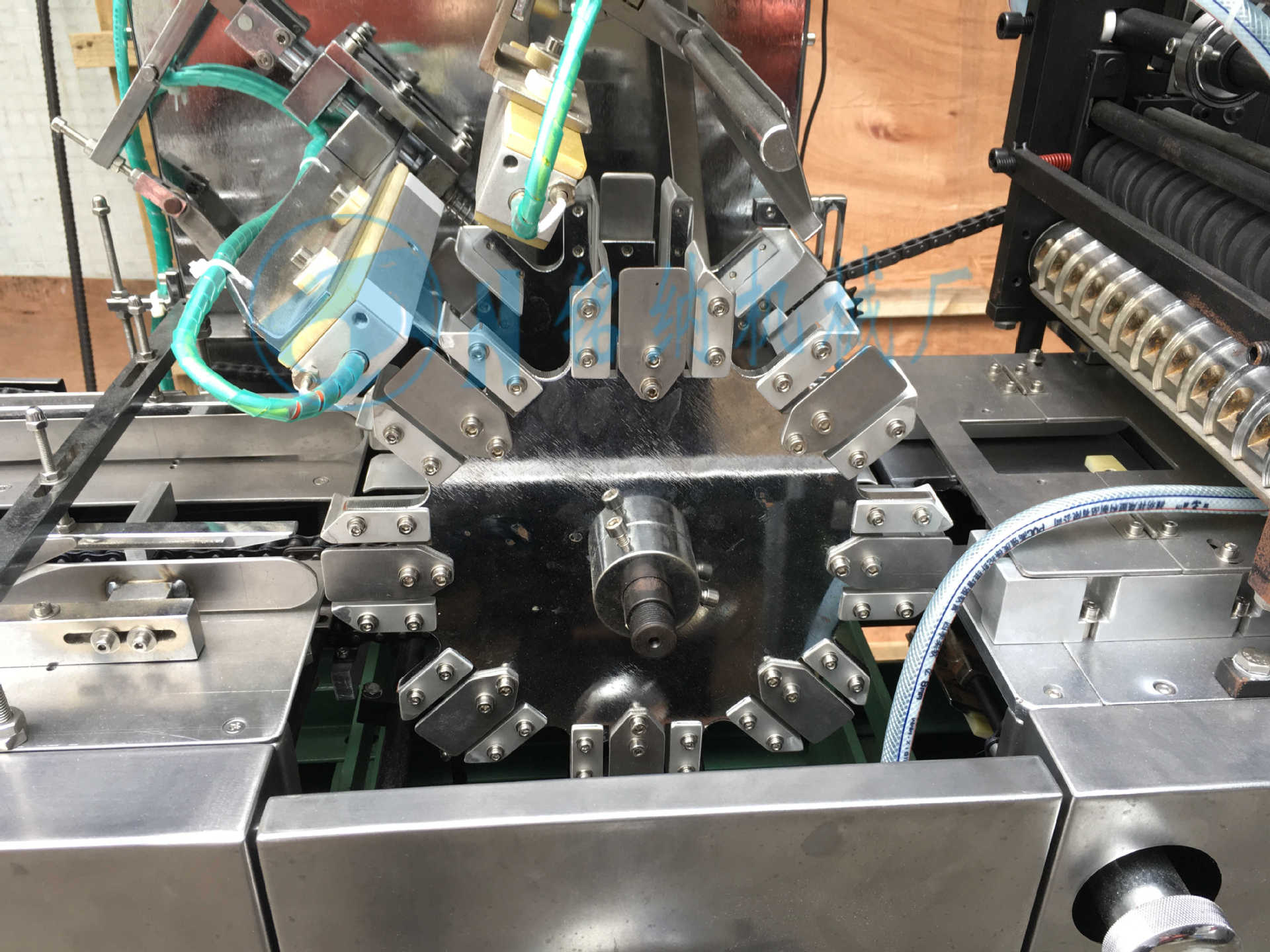 全自动三维包装机烟包膜大小纸盒薄膜可带防伪易拉撕转盘式包装机