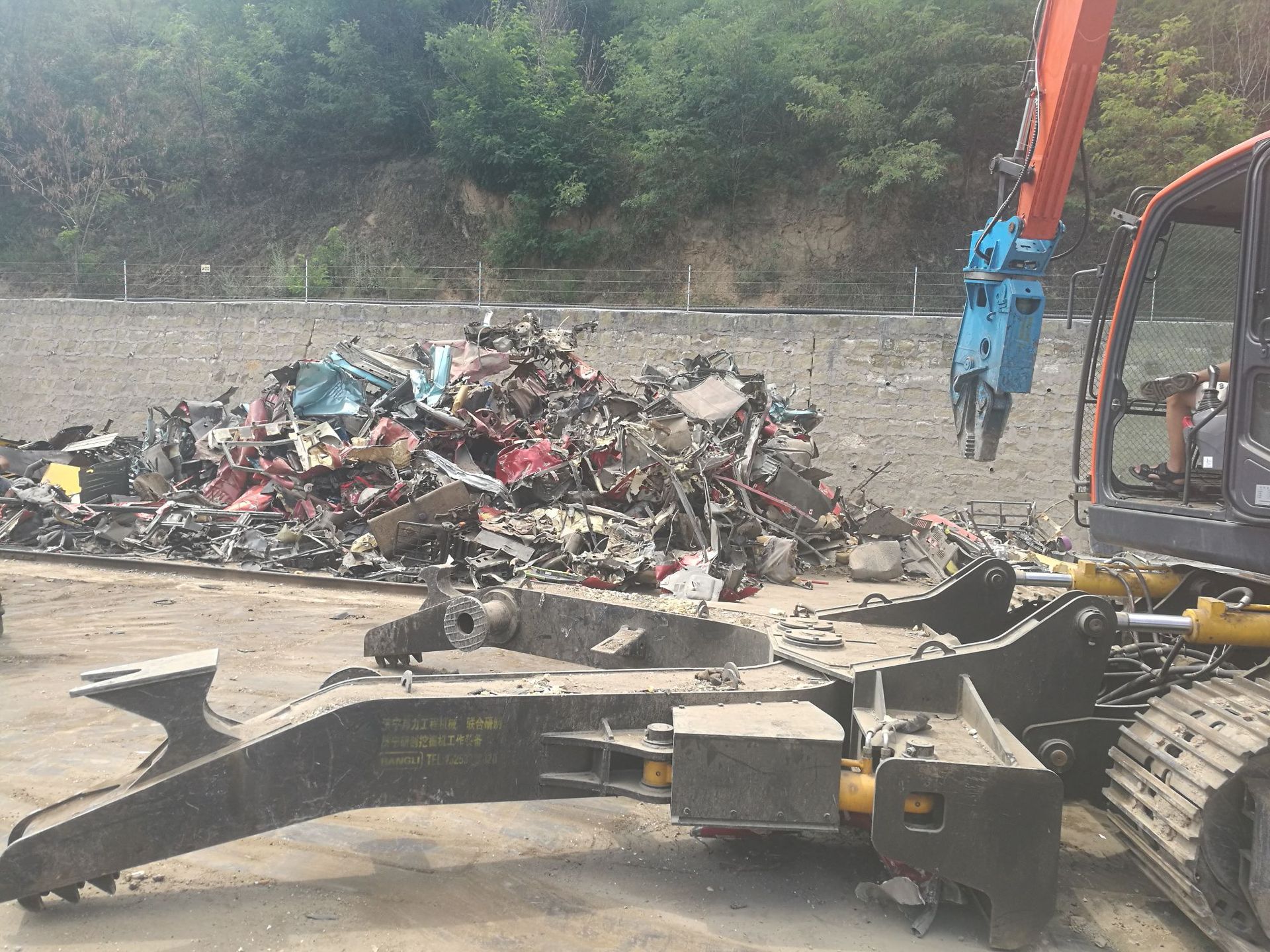 sk200汽车解体机 报废汽车拆解机 挖机改装液压剪钳 压车架