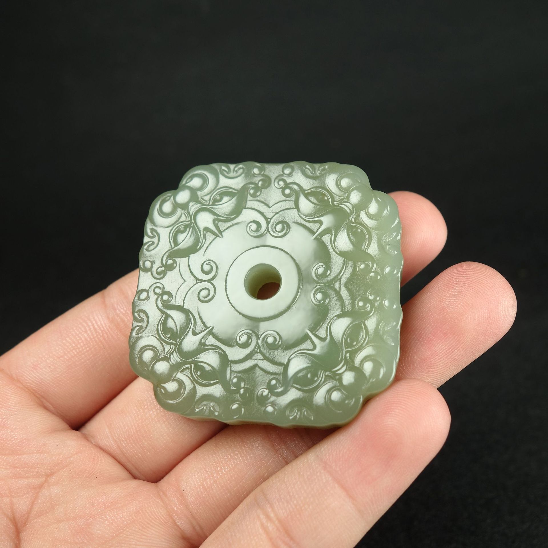 和田玉四方兽 头貔貅玉牌牌子 青海料烟青玉 兽面牌玉石挂件吊坠