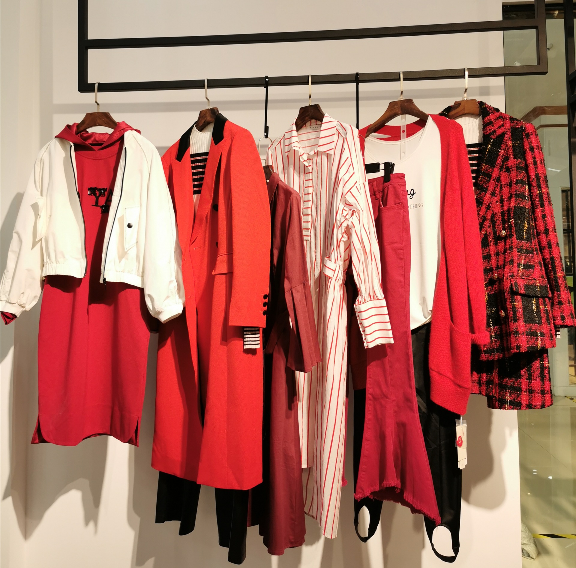 品牌折扣女装尾货 蒂系列18秋装走份批发 库存剪标实体和直播货源