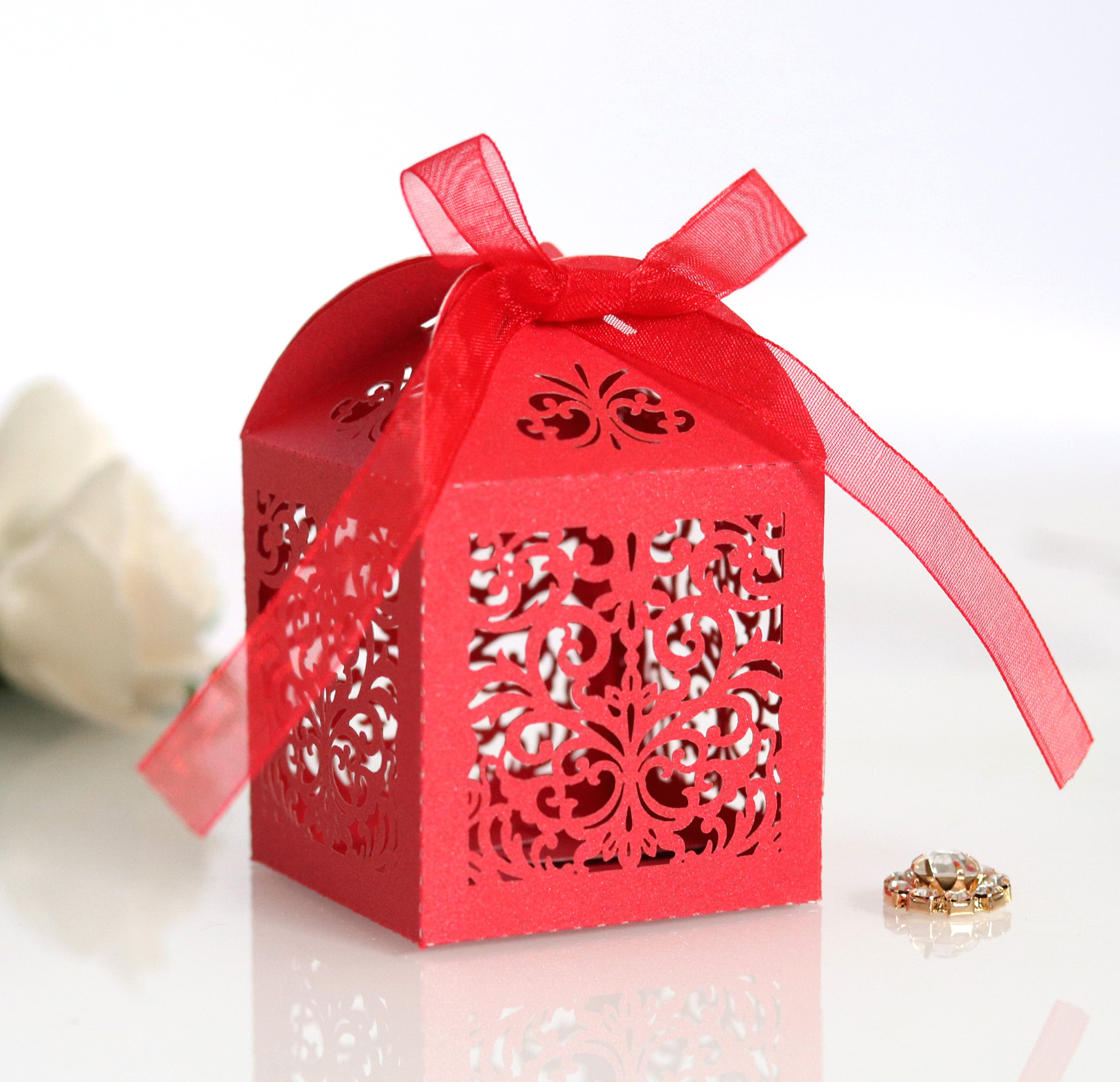 销亚马逊 激光镂空婚礼欧式花纹喜糖盒 糖果包装盒 深圳窗花纸盒