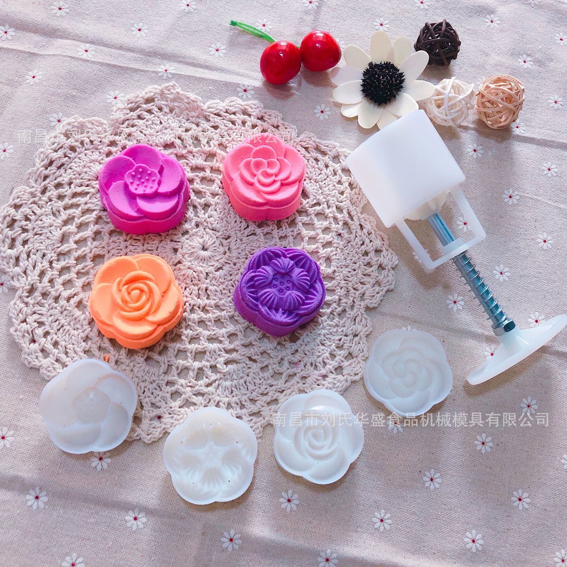 50克立体梅花花瓣异型月饼模具中秋不粘冰皮压花糕点心模绿豆糕模