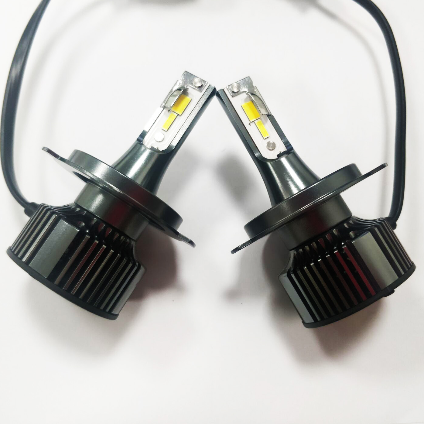 热卖爆款 E10 内置驱动H4汽车LED三色大灯智能控温无电磁辐射干扰